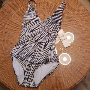 NWT! Gottex one piece swimsuit! Size 6